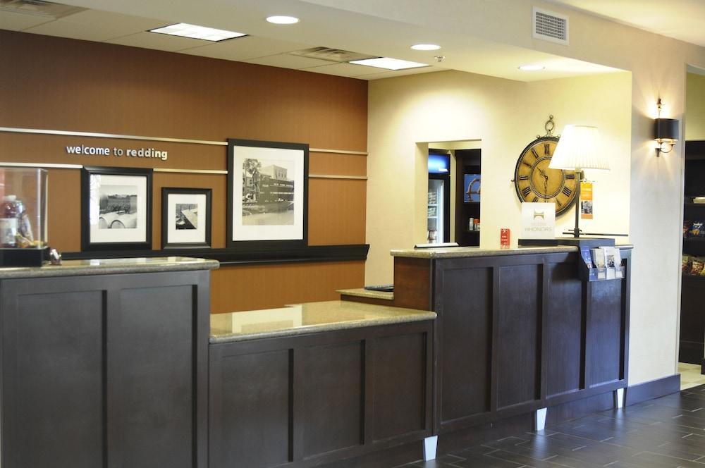 Hampton Inn & Suites Реддинг Экстерьер фото