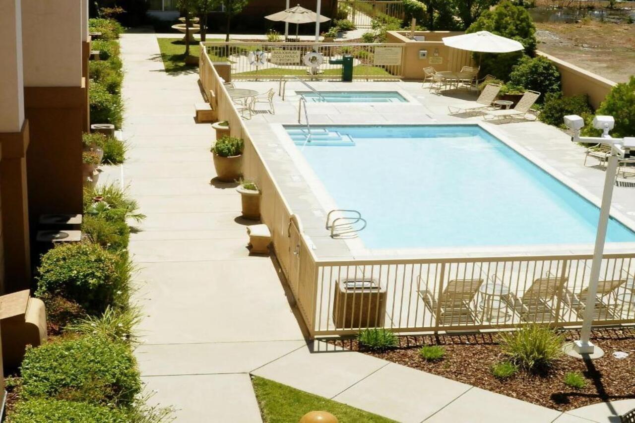 Hampton Inn & Suites Реддинг Экстерьер фото