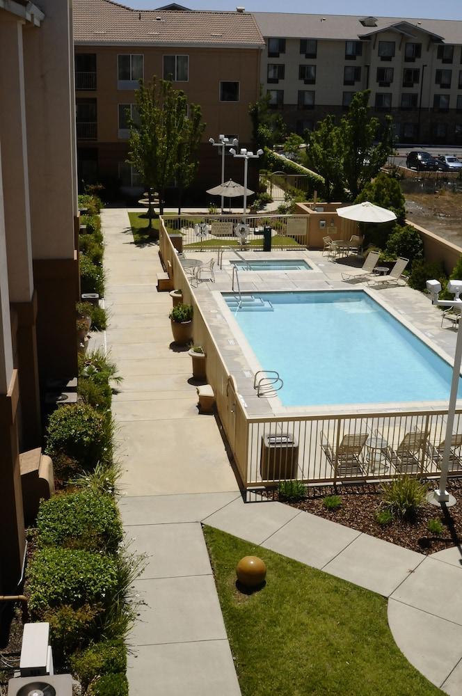 Hampton Inn & Suites Реддинг Экстерьер фото