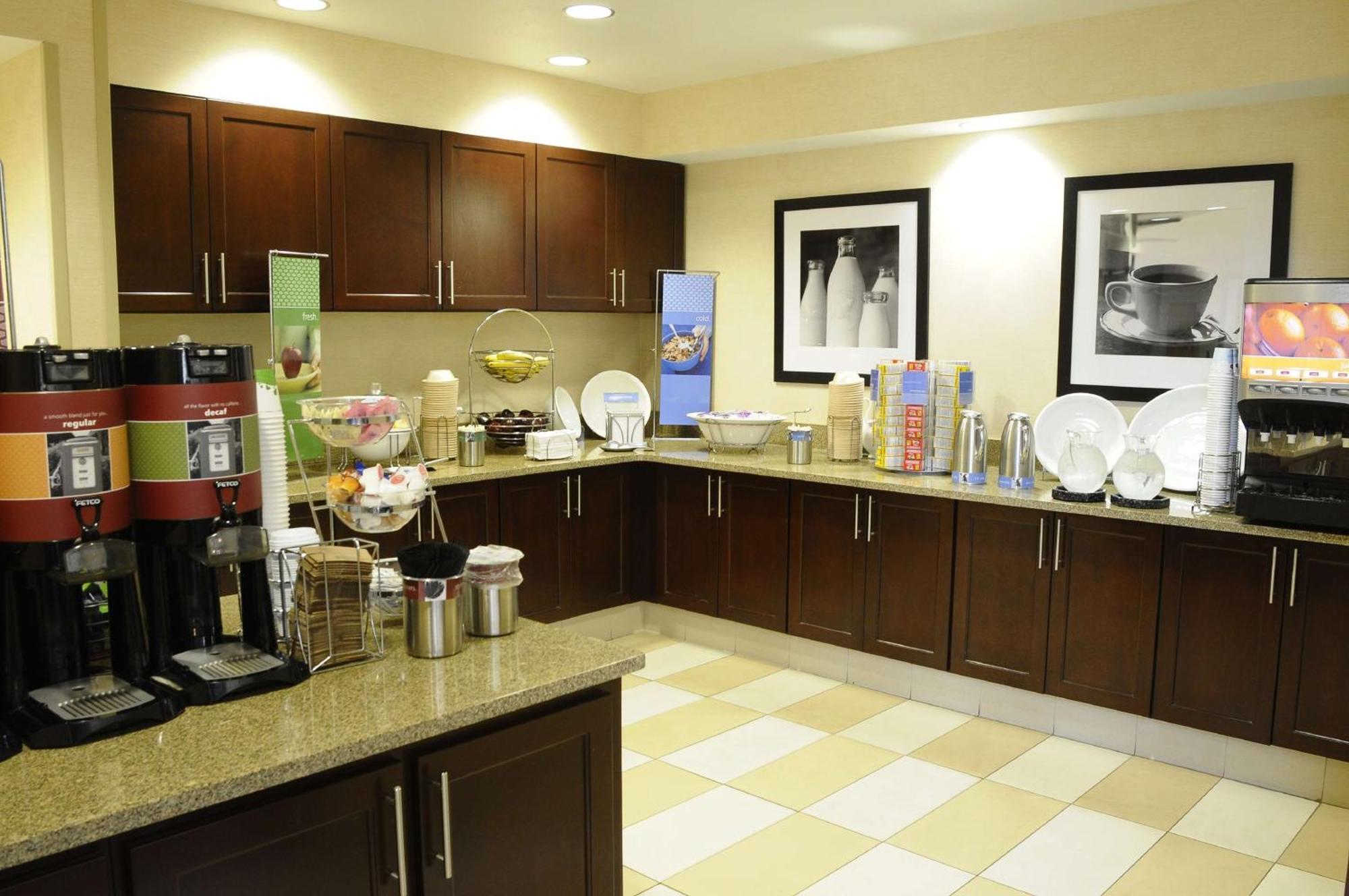 Hampton Inn & Suites Реддинг Экстерьер фото
