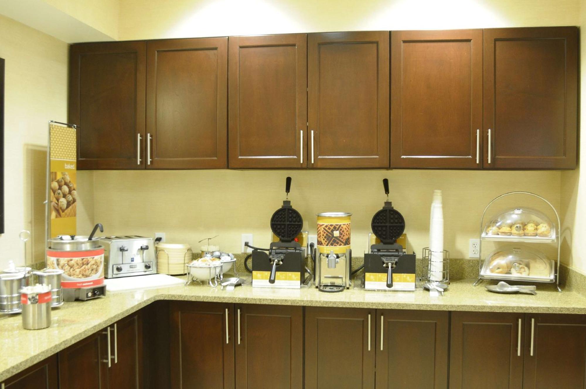 Hampton Inn & Suites Реддинг Экстерьер фото
