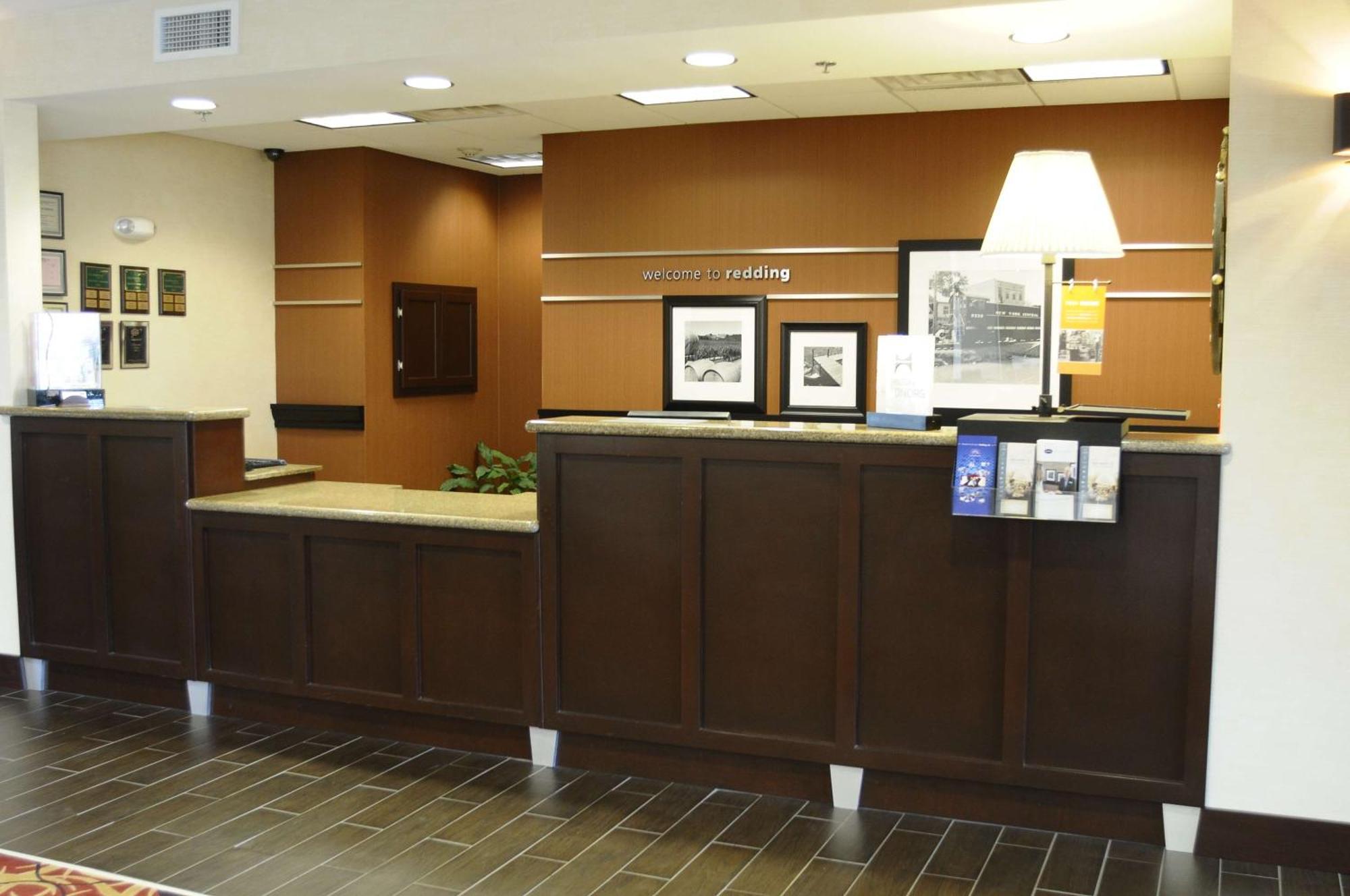 Hampton Inn & Suites Реддинг Экстерьер фото