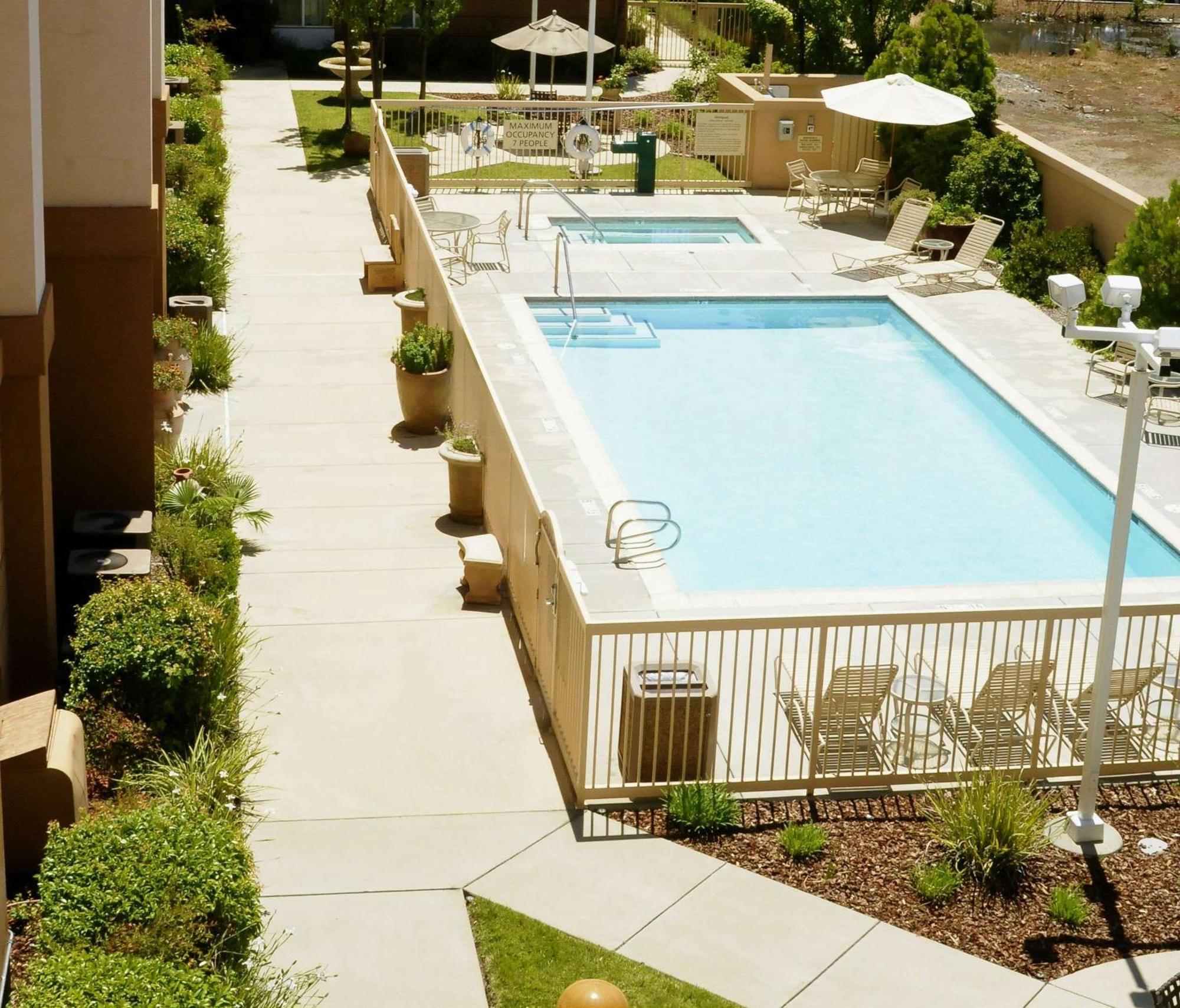 Hampton Inn & Suites Реддинг Экстерьер фото