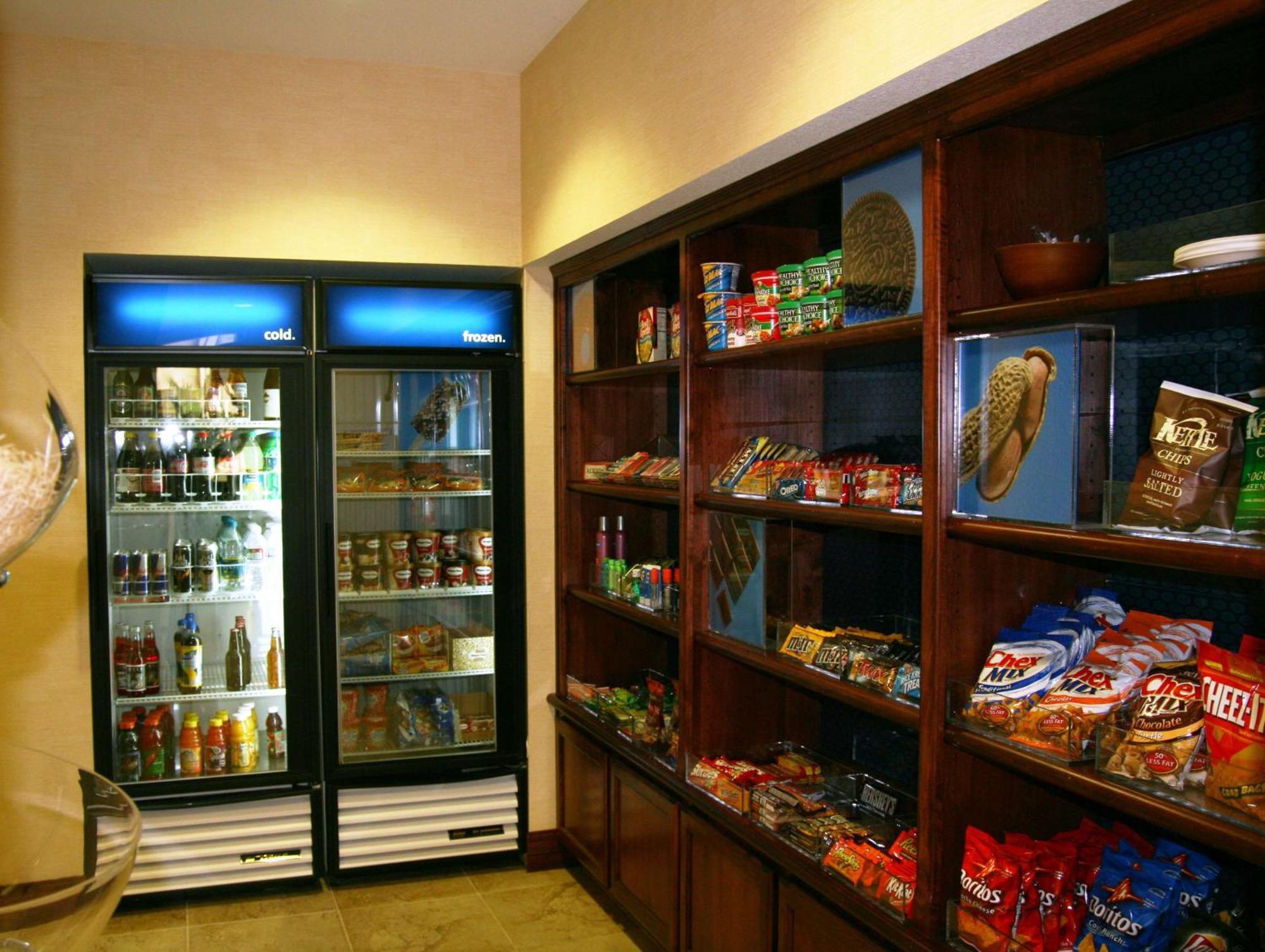 Hampton Inn & Suites Реддинг Экстерьер фото