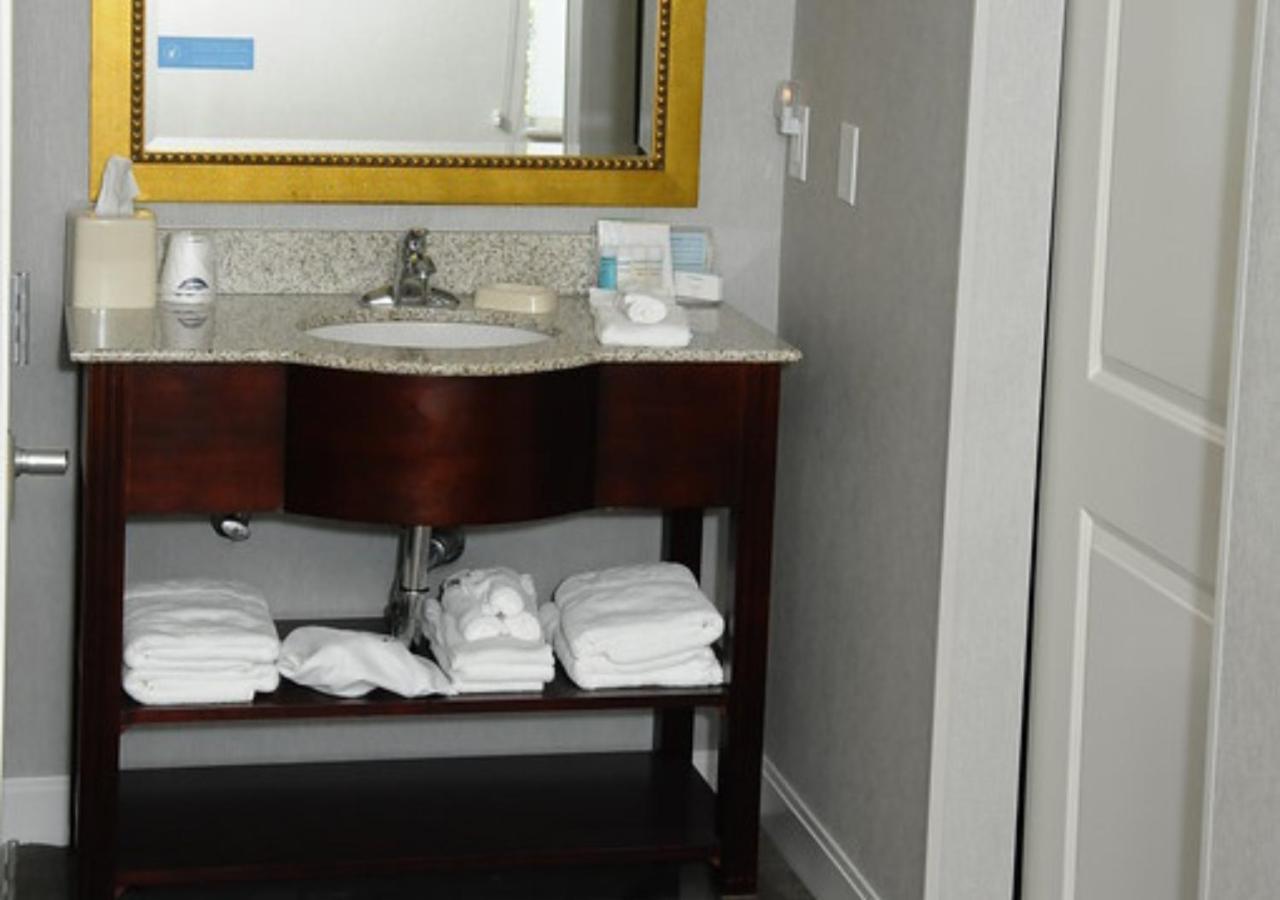 Hampton Inn & Suites Реддинг Экстерьер фото