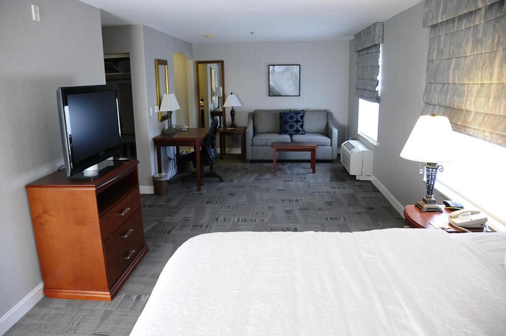 Hampton Inn & Suites Реддинг Экстерьер фото