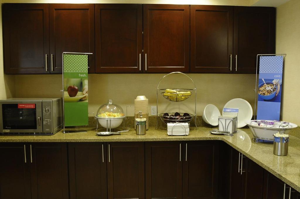 Hampton Inn & Suites Реддинг Экстерьер фото