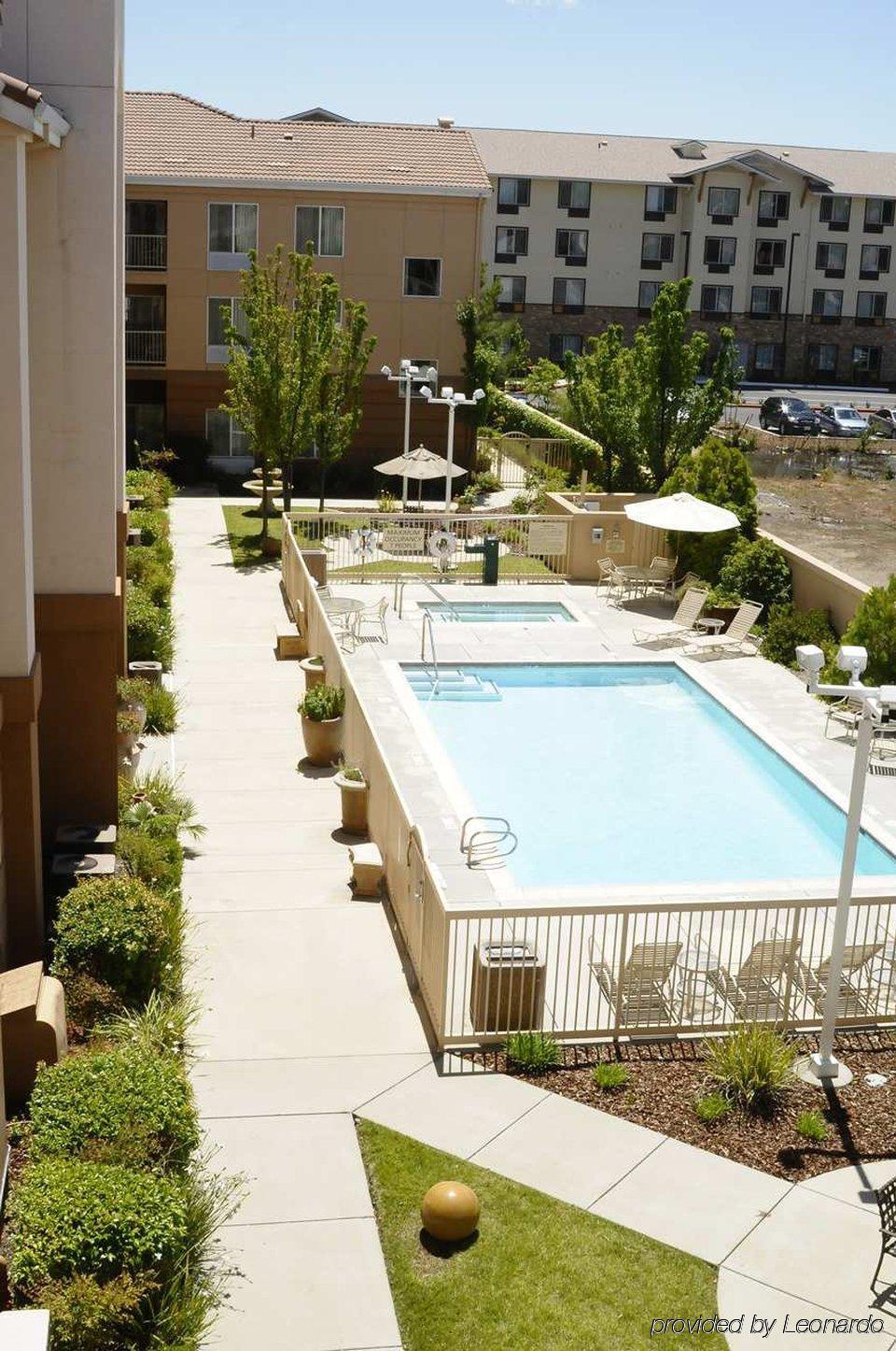 Hampton Inn & Suites Реддинг Экстерьер фото