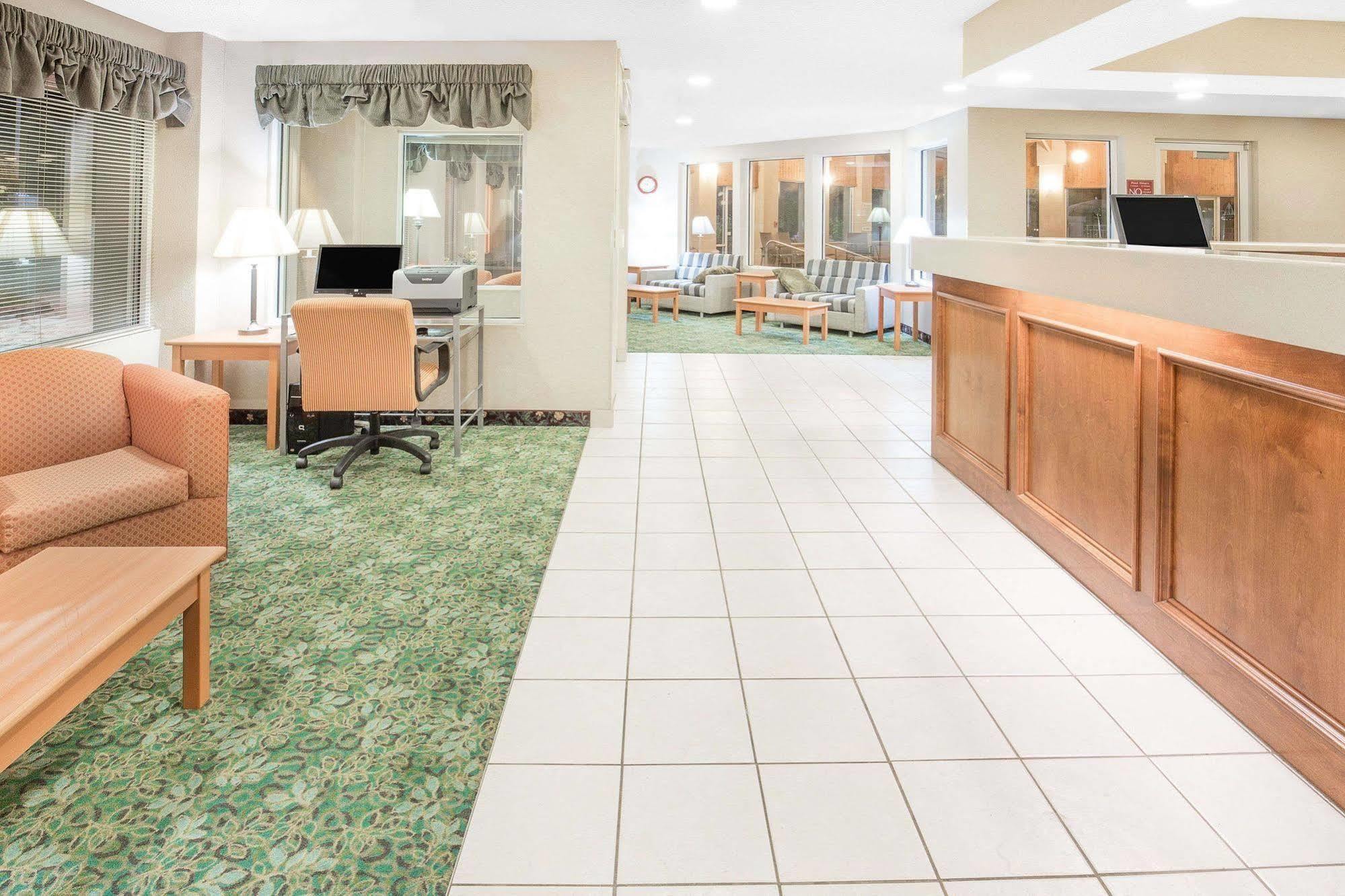 Hampton Inn & Suites Реддинг Экстерьер фото