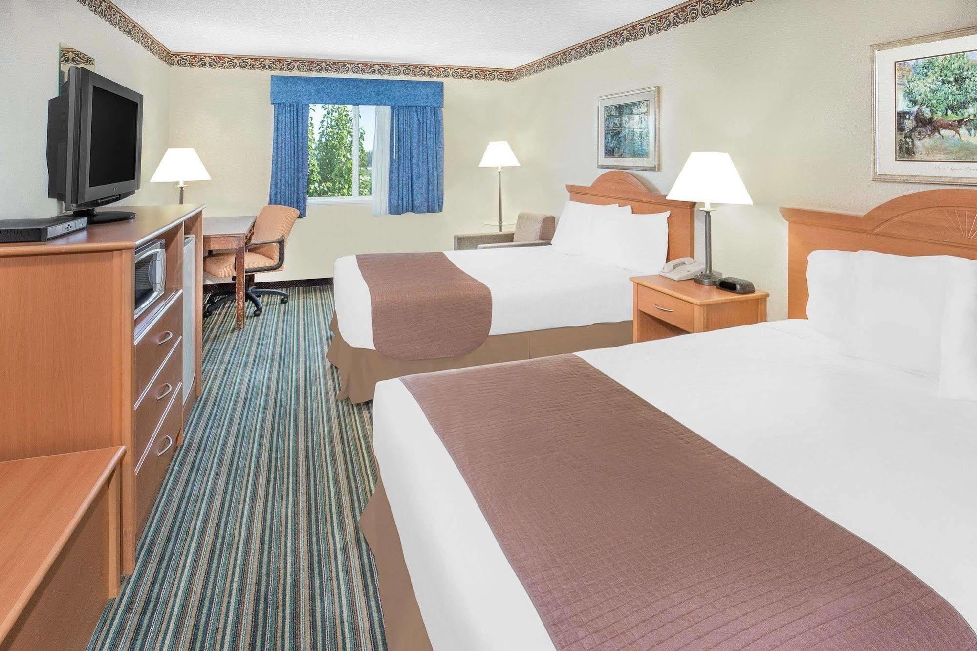 Hampton Inn & Suites Реддинг Экстерьер фото