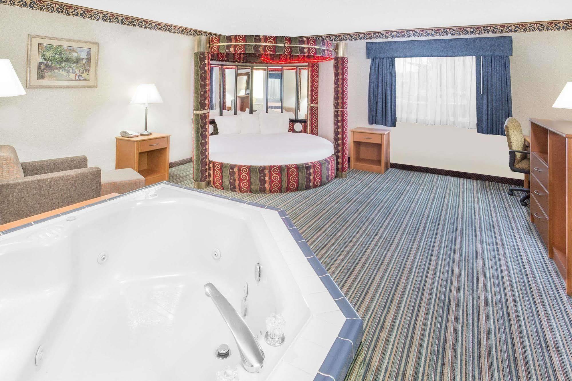 Hampton Inn & Suites Реддинг Экстерьер фото