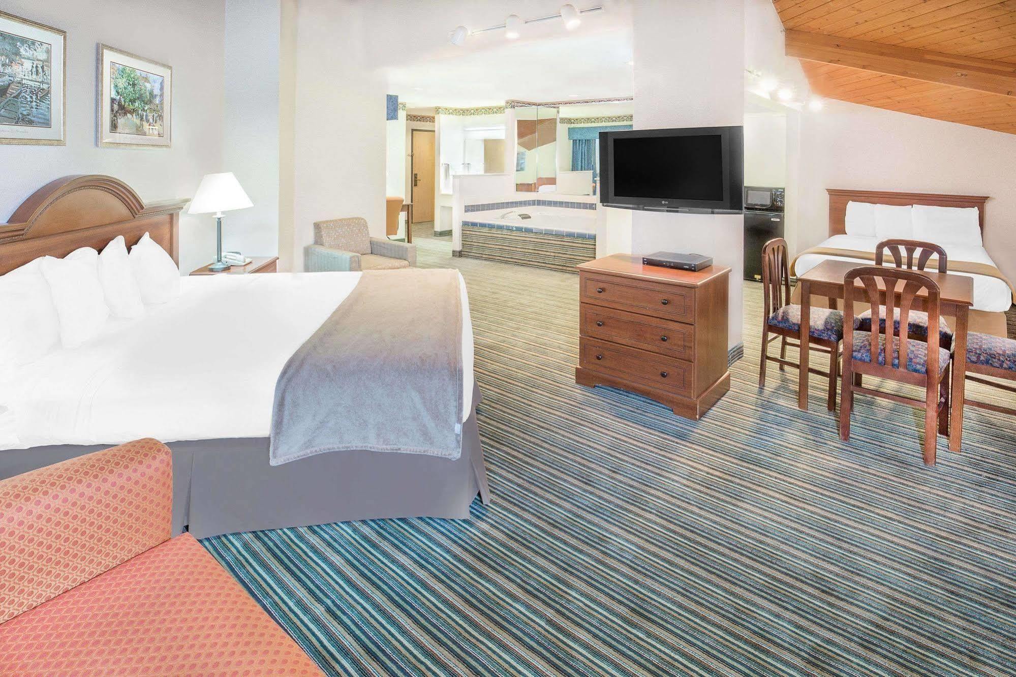 Hampton Inn & Suites Реддинг Экстерьер фото