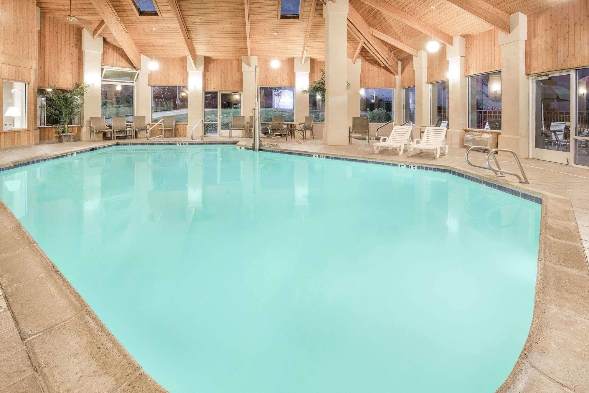 Hampton Inn & Suites Реддинг Экстерьер фото